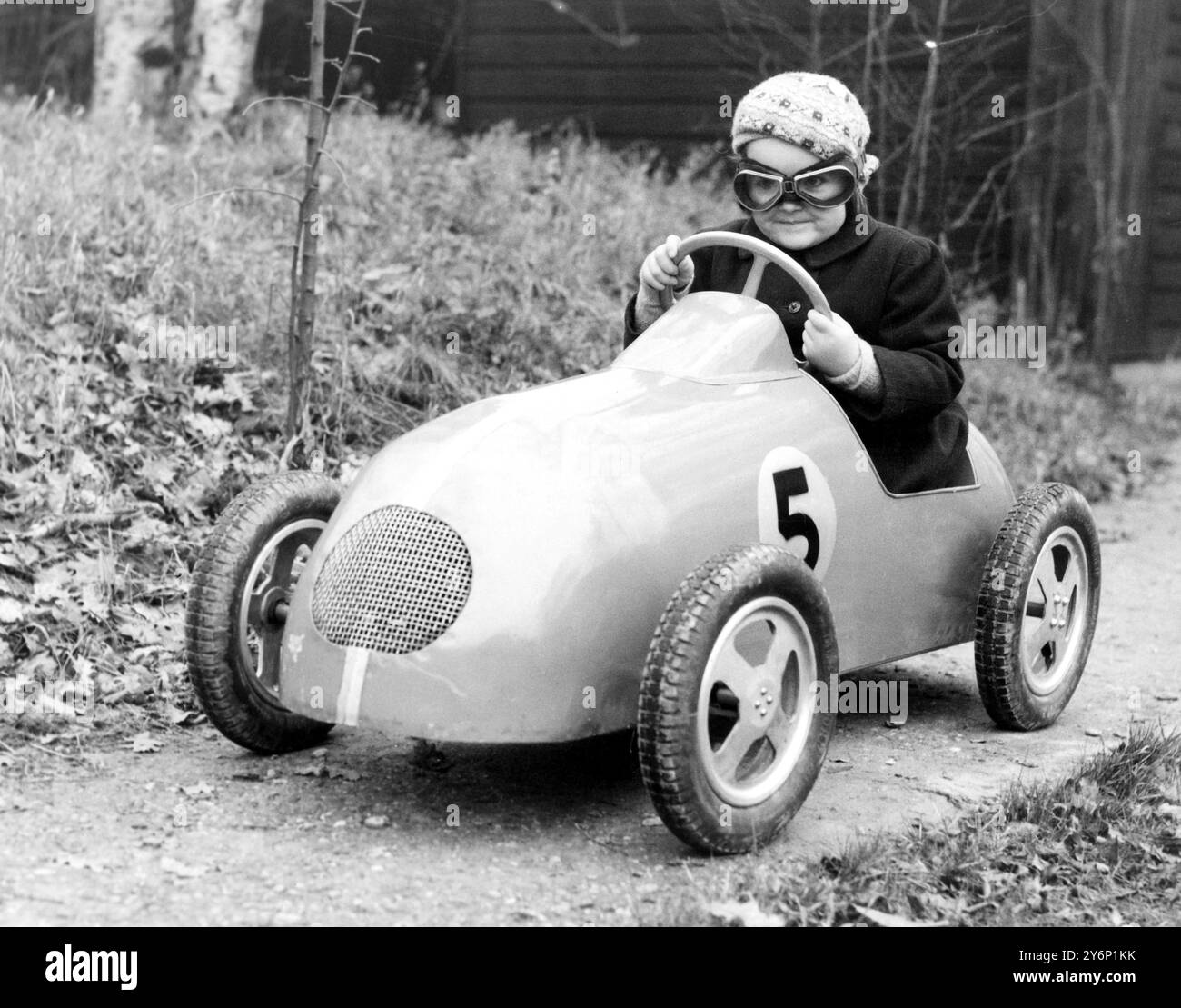 Modèle réplique de la vraie chose ...... un enfant chanceux essayant le meilleur « jouet » de cette année à ce jour. Avec des pneus et un corps cellulosique épuré et épuré, cette voiture à pédales est un excellent jouet. Le prix un peu plus de £21! 15 décembre 1947 Banque D'Images