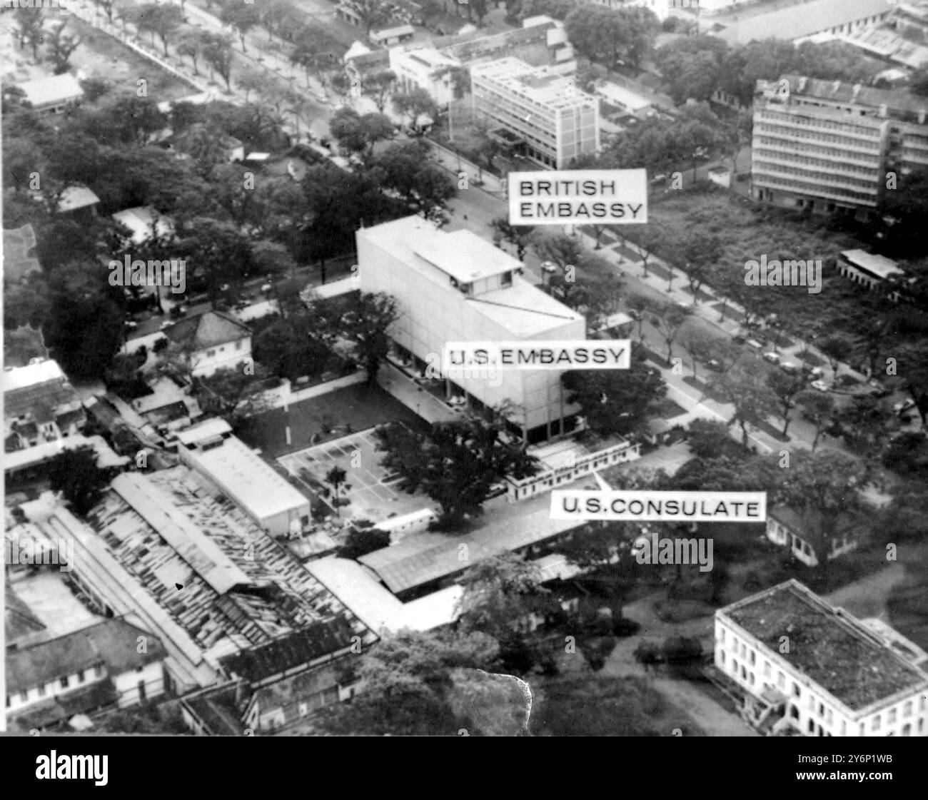 Les guérilleros Viet Cong ont mené leur plus grande offensive de la guerre du Vietnam au cœur de Saigon, ils ont combattu les troupes alliées dans les rues et lancé une attaque au mortier et au sol sur l'enceinte de l'ambassade américaine juste en face de l'ambassade américaine et consulat est l'ambassade britannique 31 janvier 1968 Banque D'Images