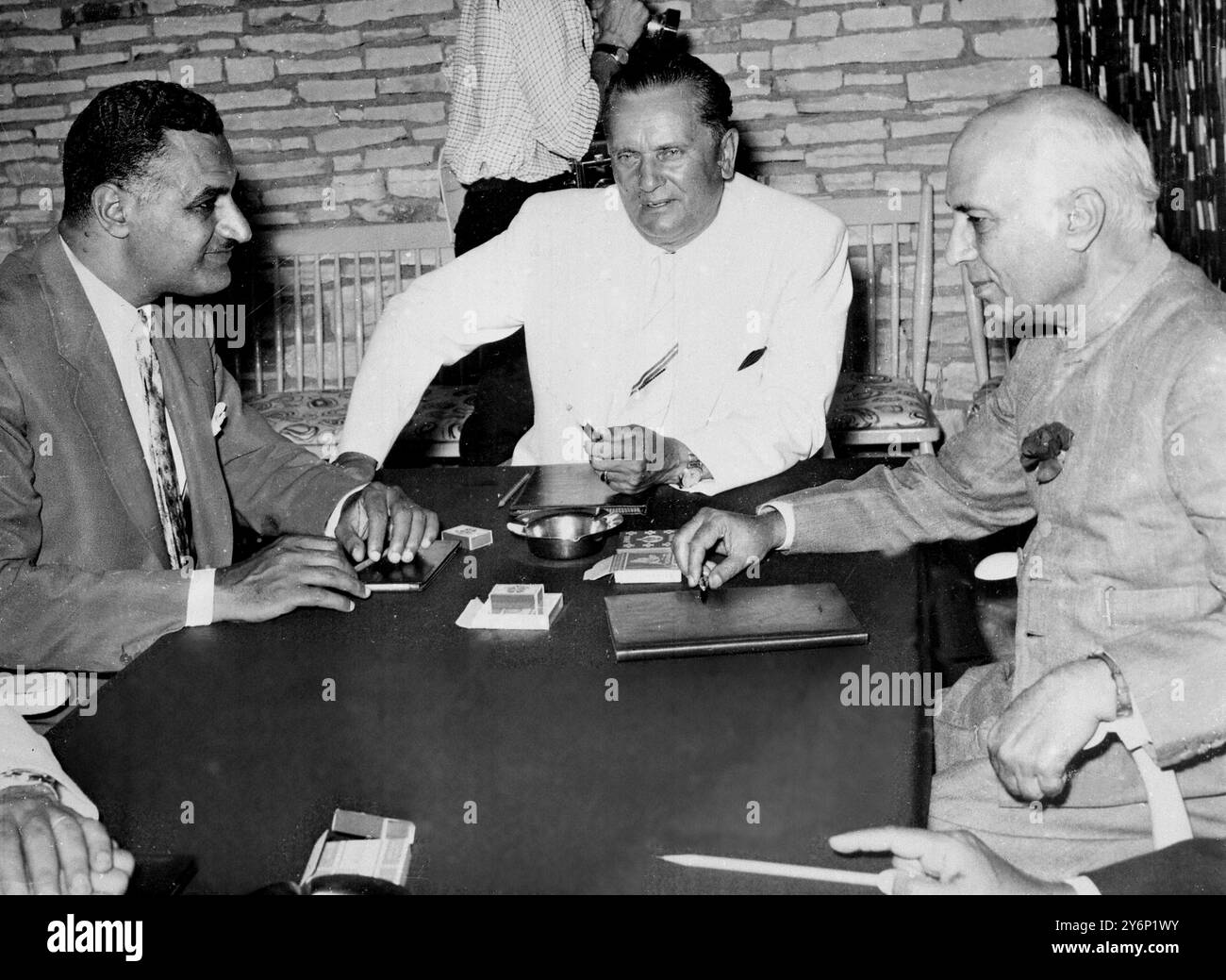 20 juillet 1956 : la réunion des 'trois grandes puissances neutres', Egypte, Inde et Yougoslavie à Brioni, Yougoslavie. Photos montrent : bavardant à l'amiable, le président Nasser, le premier ministre Nehru et le général Tito. Banque D'Images