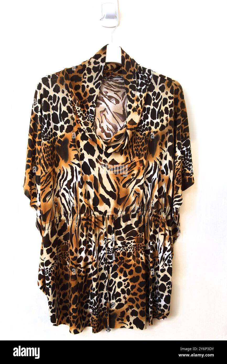 Chemisier à imprimé tigre et léopard avec encolure drapée Banque D'Images