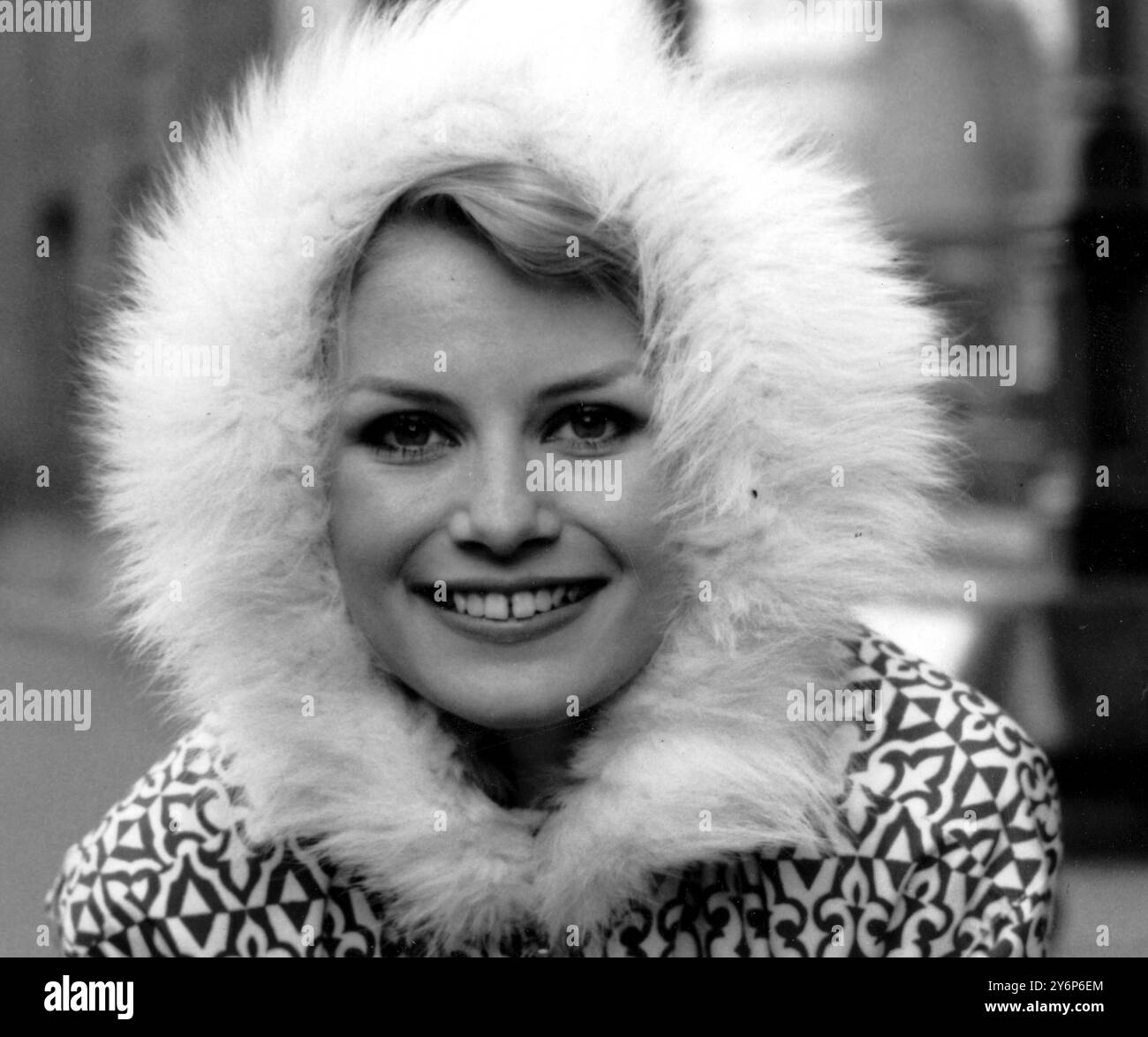 Anne Larson modèles sports d'hiver imprimé mode design anorak et capuche avec bordure de fourrure de renard polaire 1961 Banque D'Images