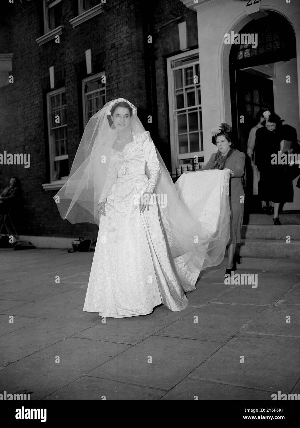 29 septembre 1949 : Mlle Marion Stein, en route pour l'église St Mark, North Audley Street aujourd'hui, pour épouser Lord Harewood. Banque D'Images
