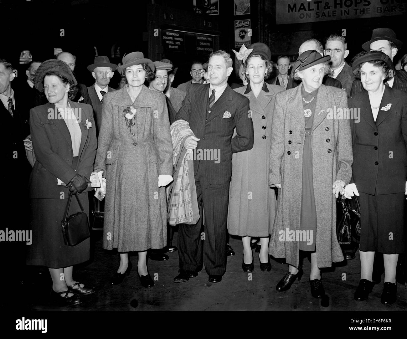 29 septembre 1949 : les locataires de la succession de Lord Harewood assistent à son mariage avec Mlle Marion Stein de Vienne à l'église St Marc dans North Audley Street. Banque D'Images