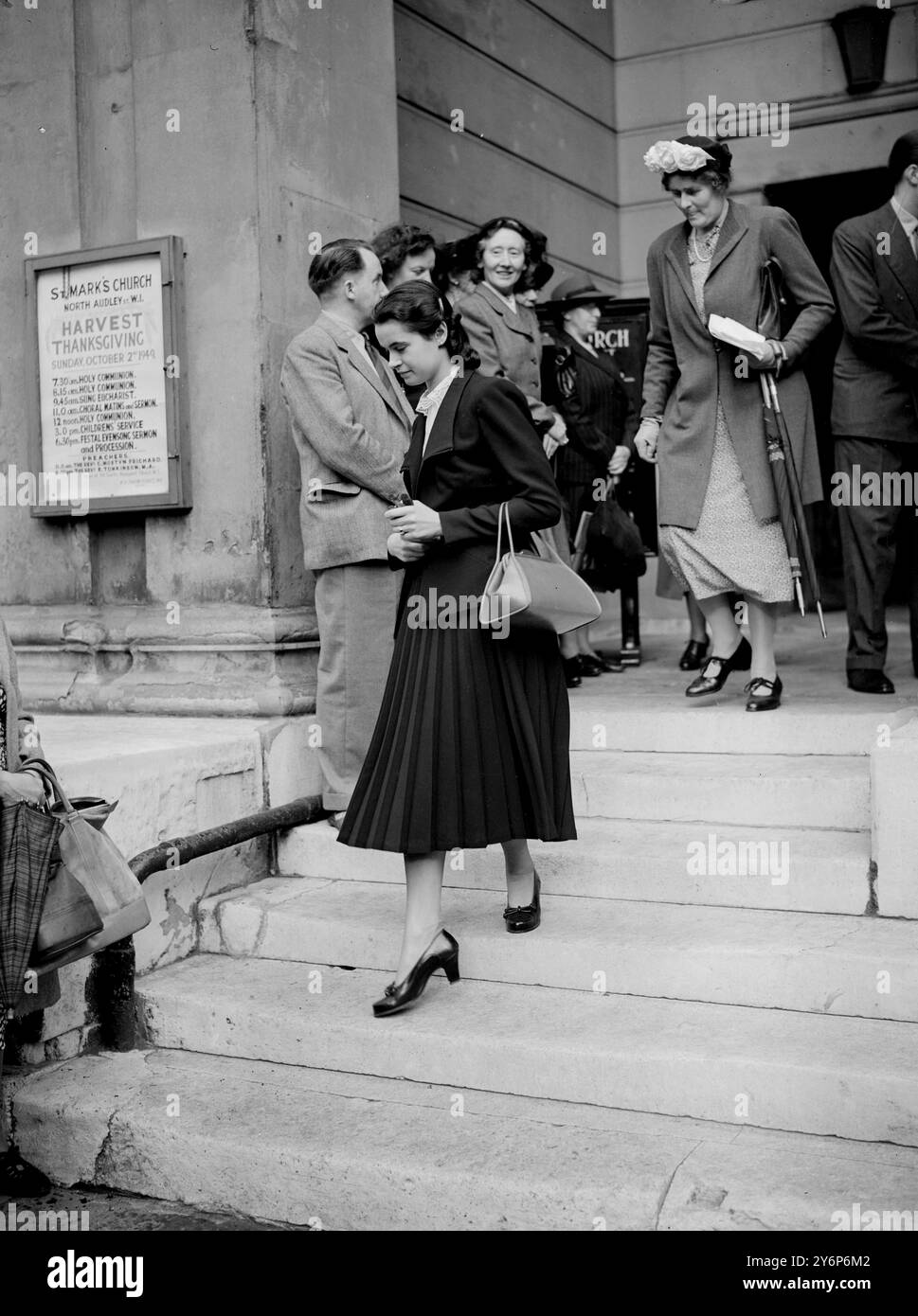 26 septembre 1949 : Mlle Marion Stein quitte l'église St Mark, North Audley Street après la répétition de son mariage avec Lord Harewood. Ils doivent se marier le 29 septembre. Banque D'Images