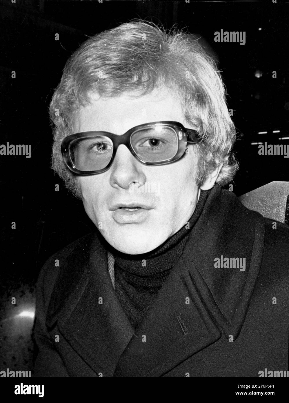 Décembre 1966 : Andrew Oldham, le manager des Rolling Stones, assis sur le capot de sa Rolls Royce, qu'il a obtenue à l'âge de 21 ans. Banque D'Images