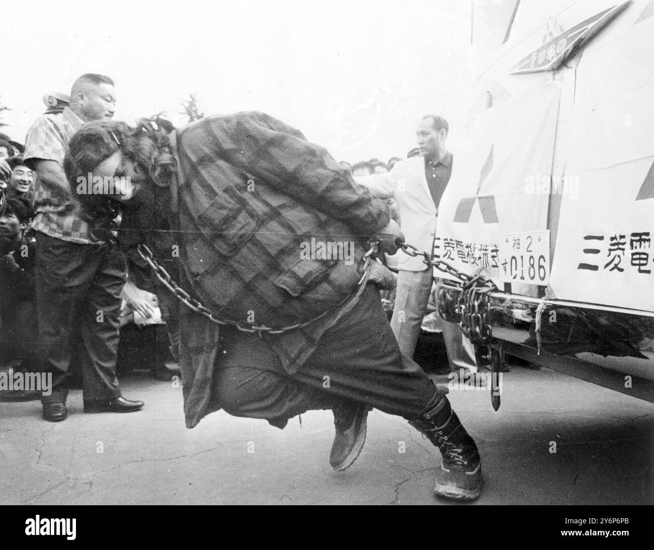 Tokyo, Japon : Grand Antonio, l'un des participants étrangers au troisième tournoi de la Ligue mondiale de lutte. Il a tiré quatre autobus de sept tonnes lors d'une exposition devant le Memorial Painting Hall dans le jardin extérieur du sanctuaire Meiji. 8 mai 1961 Banque D'Images