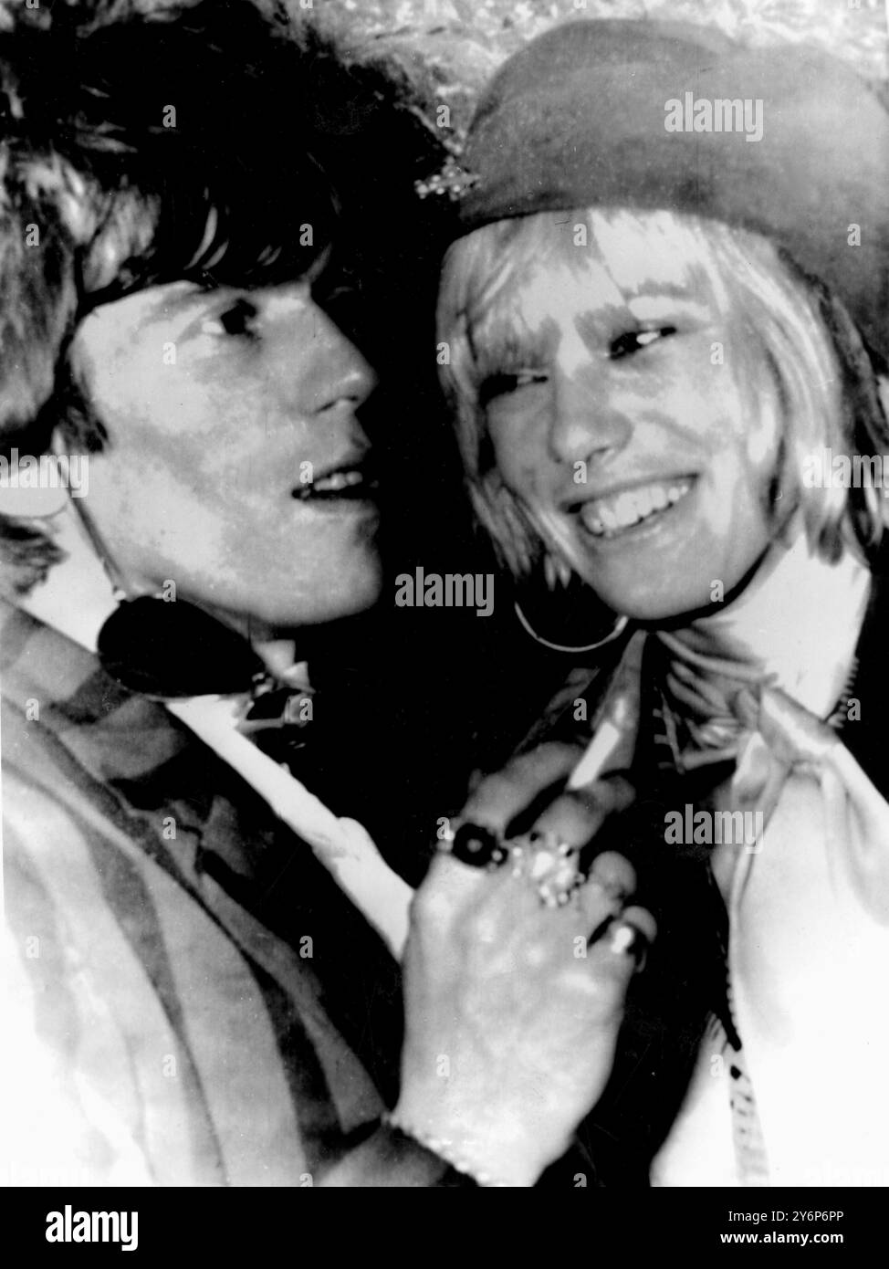 3 mai 1967 : Cannes, France : L'actrice allemande Anita Pallenberg plaisante avec Keith Richards des Rolling Stones, lors d'une boîte de nuit. Anita, qui était une compagne de longue date de feu Brian Jones, est rapporté pour rester stable avec Keith. Banque D'Images