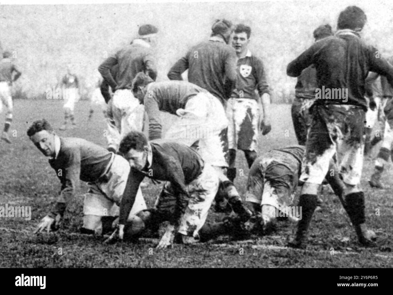 Rugger attitude un curieux effet photographique la balle au-dessus de la ligne de contact et les joueurs irlandais et écossais commencent à s'aligner lors de l'International Rugby match 6 mars 1926 Banque D'Images
