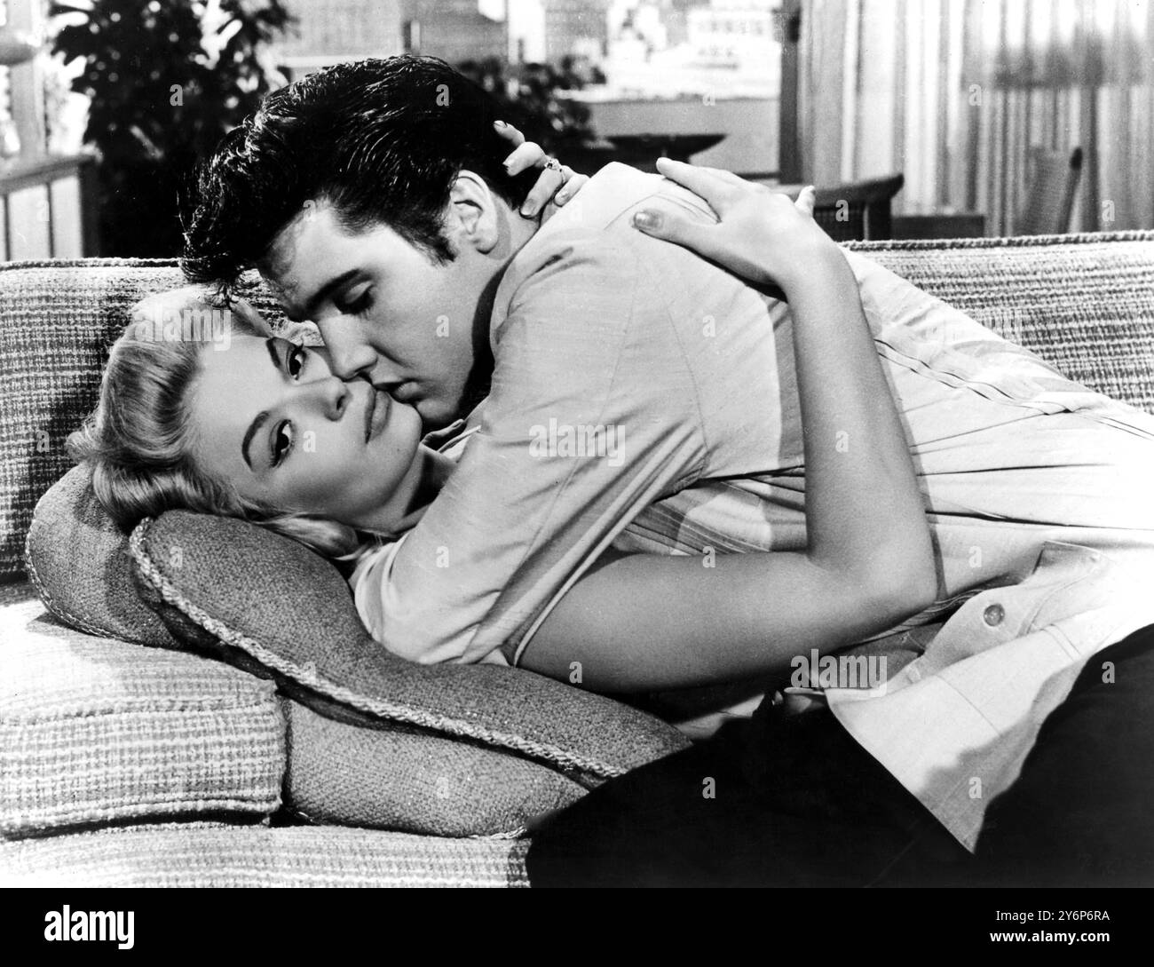 Années 1950 : Hollywood, Californie. Elvis Presley joue dans le film Jailhouse Rock'w ith Jennifer Holden. Elle joue une star de cinéma glamour dans le film. INP Banque D'Images