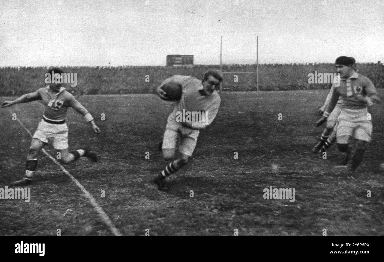 Une seconde avant son saut dramatique sur le dos complet français essayant de s'attaquer à lui H C Catcheside (avec le ballon) faire une course remarquable le long de la ligne de contact lors de l'International Rugby match entre l'Angleterre et la France 1er mars 1924 Banque D'Images