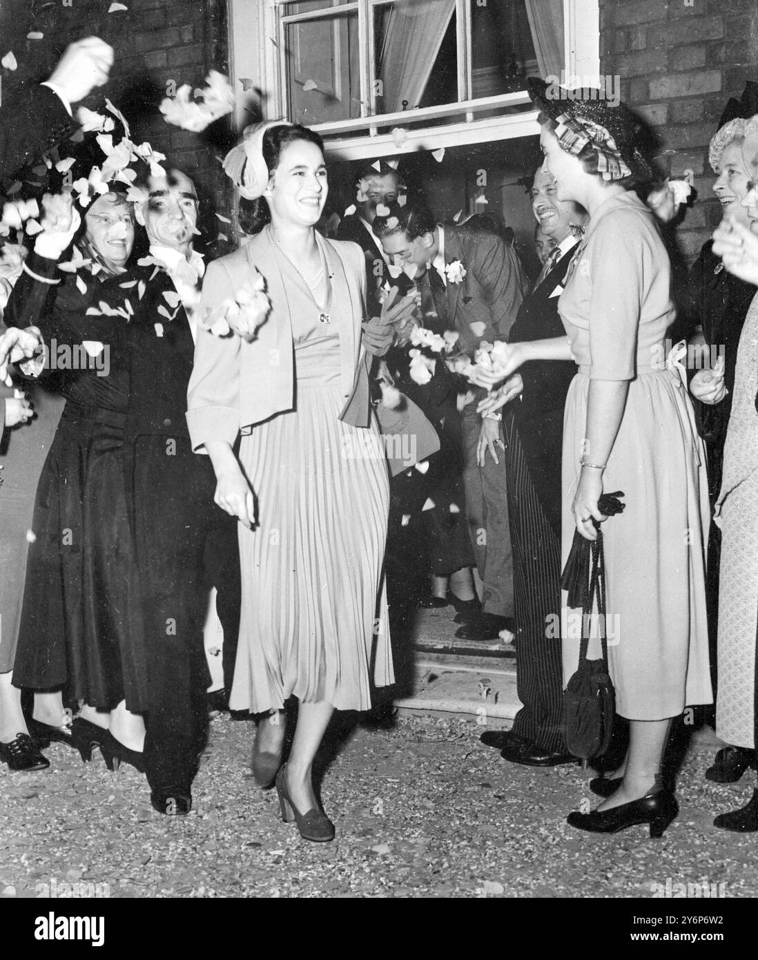 Londres : le mariage d'Earl Harewood et de Miss Marion Stein, pianiste autrichienne de concert, a eu lieu à St Mark's North Aubley Street, Londres, W.1. 29 septembre 1949 Banque D'Images