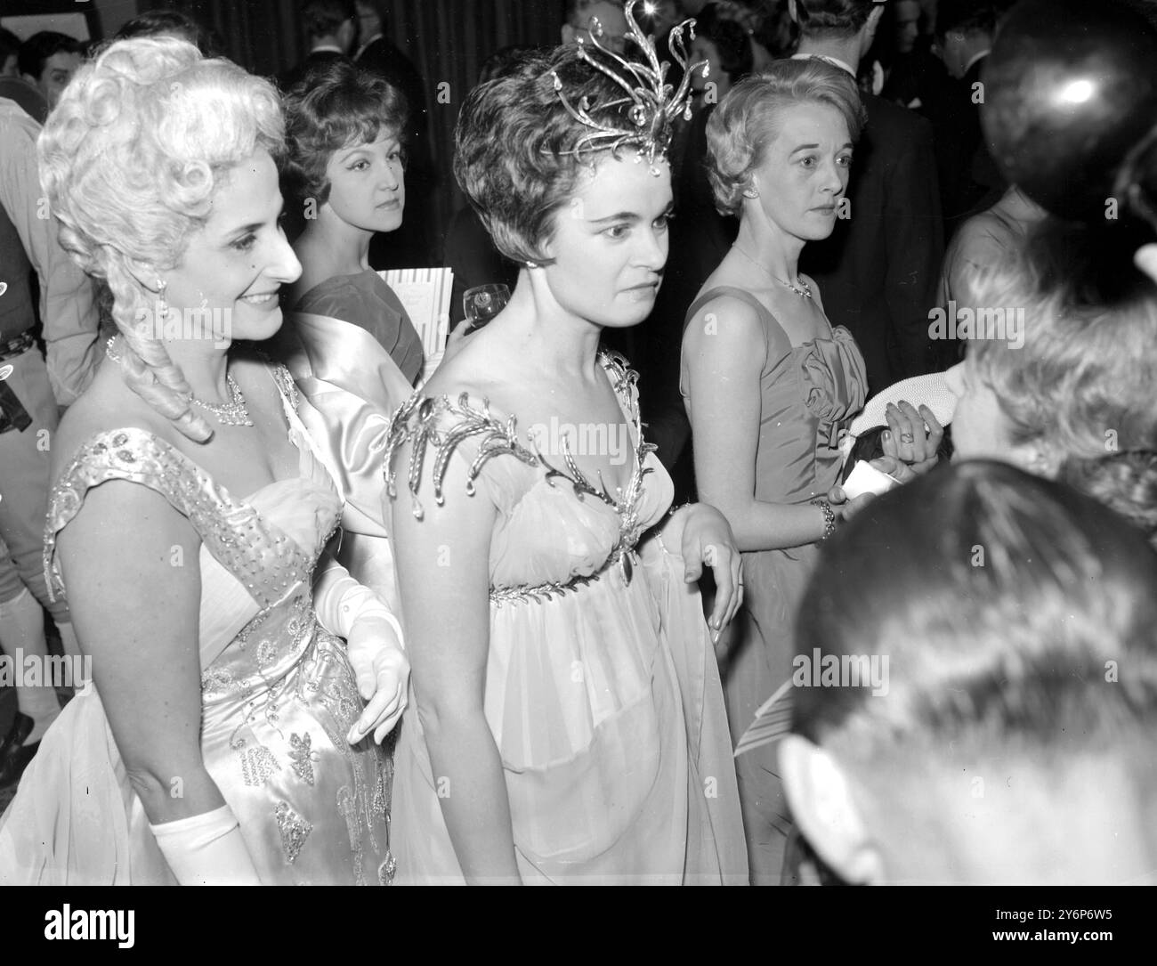 Londres : Comtesse de Harewood avec une bouteille de sherry qu'elle a gagné sur Tombola lors de l'Opera Ball à l'occasion de la tenue de fantaisie à l'hôtel Dorchester. 16 février 1961 Banque D'Images