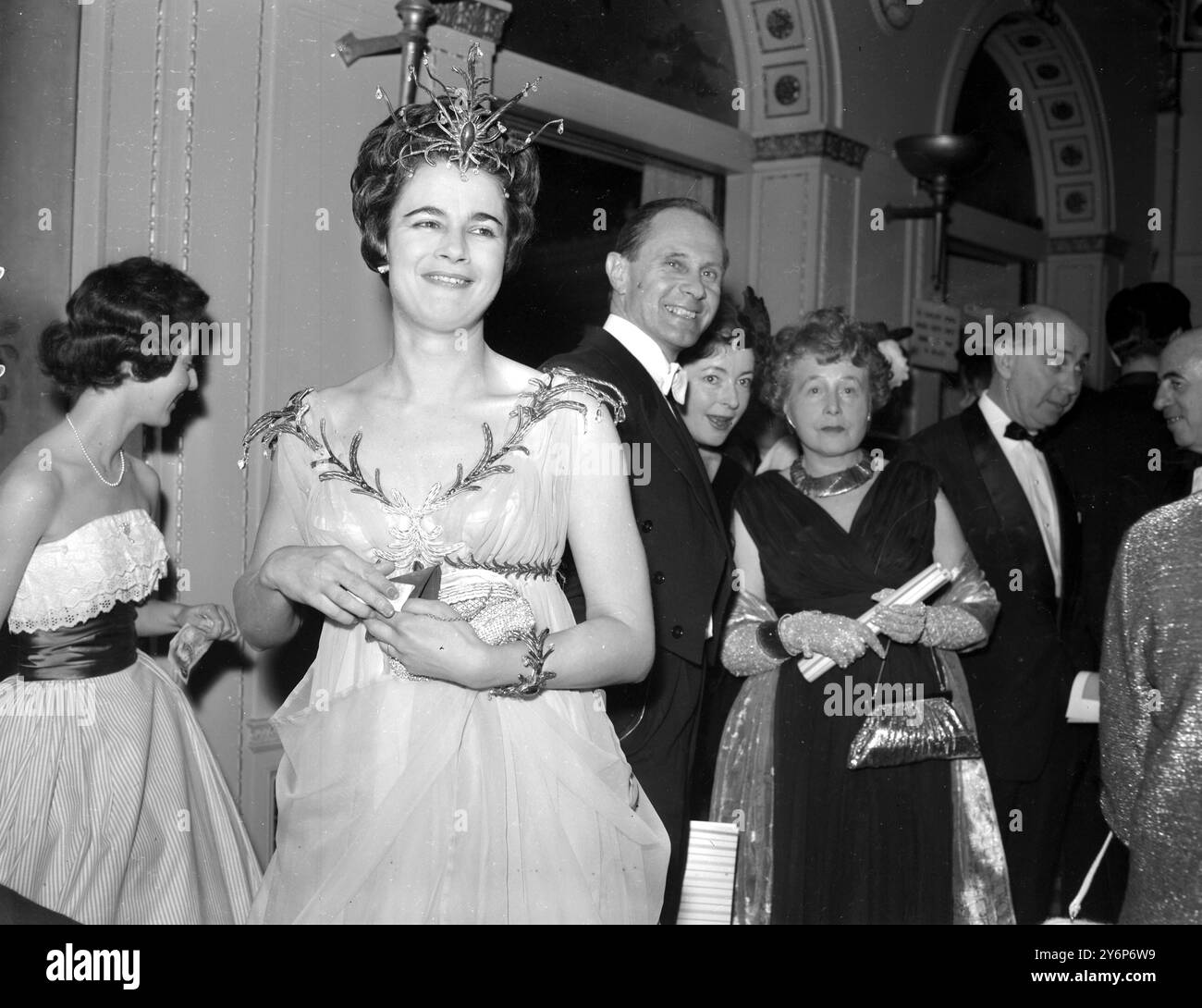 Londres : Comtesse de Harewood avec une bouteille de sherry qu'elle a gagné sur Tombola lors de l'Opera Ball à l'occasion de la tenue de fantaisie à l'hôtel Dorchester. 16 février 1961 Banque D'Images