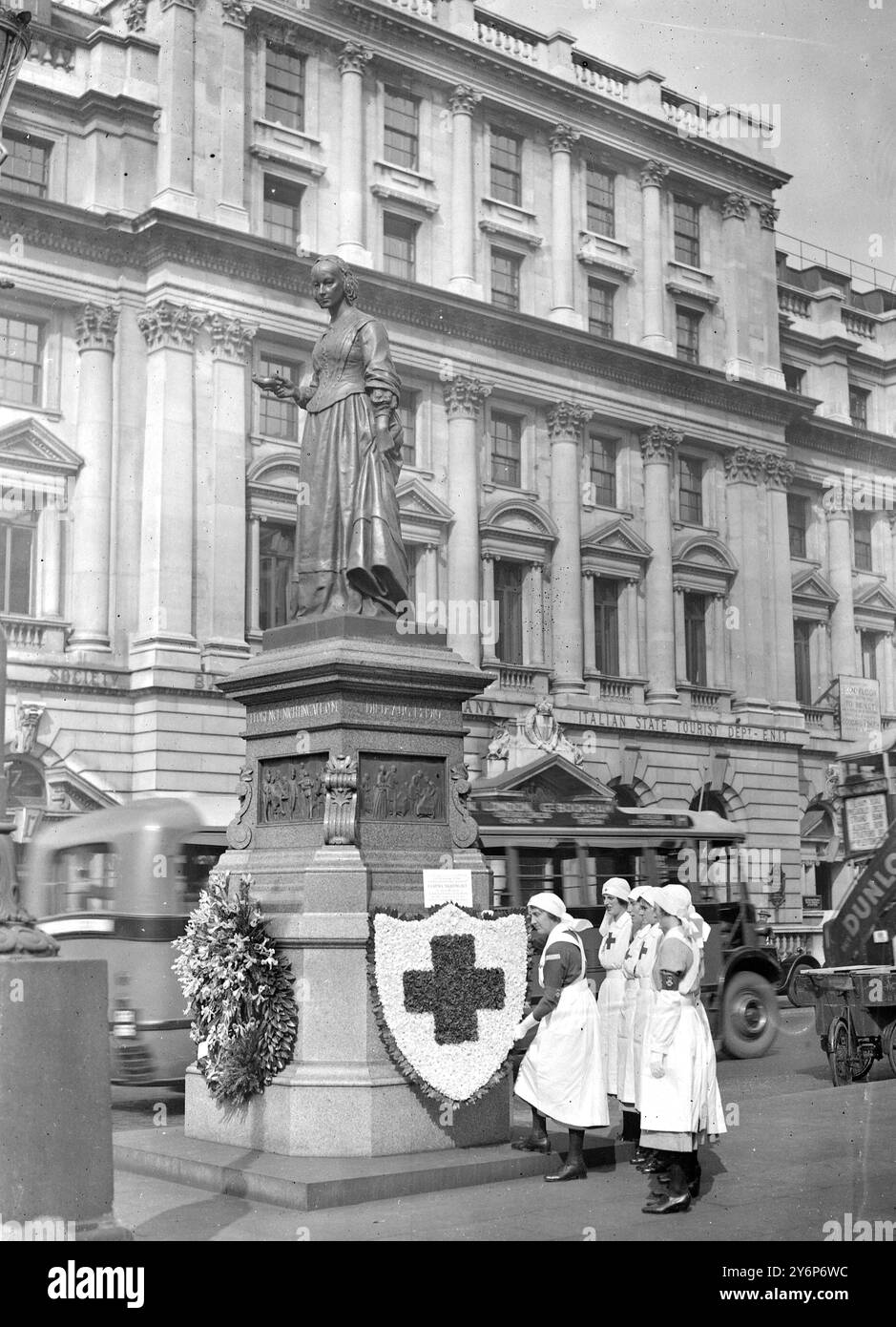 La statue de Florence Nightingale, Regent Street (Waterloo place) jour de la Croix-Rouge 1933, Wreth étant positionné par Mme Prentice, cousine au second degré de Florence Nightingale. 10 juin 1933 Banque D'Images