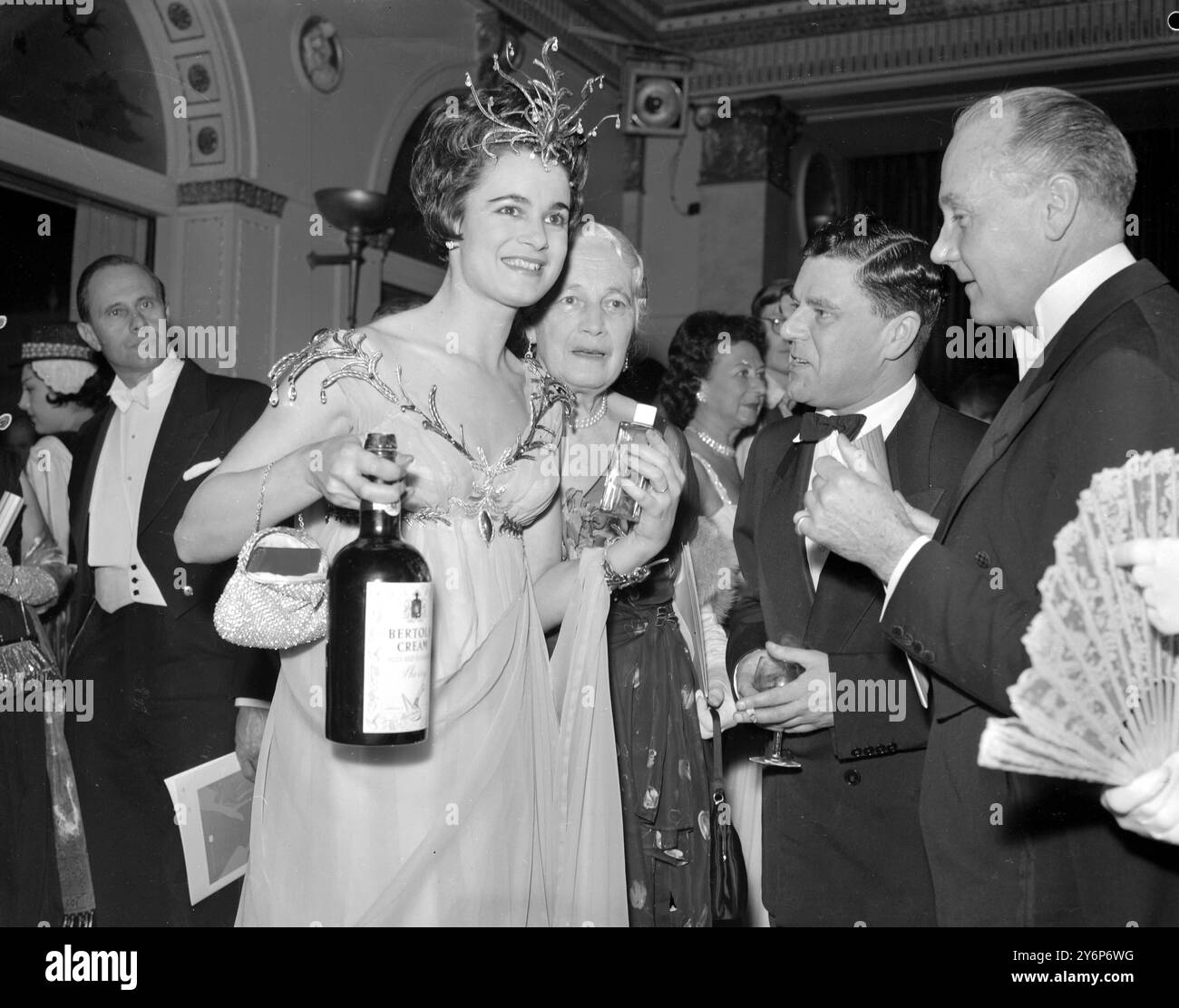 Londres : Comtesse de Harewood avec une bouteille de sherry qu'elle a gagné sur Tombola lors de l'Opera Ball à l'occasion de la tenue de fantaisie à l'hôtel Dorchester. 16 février 1961 Banque D'Images