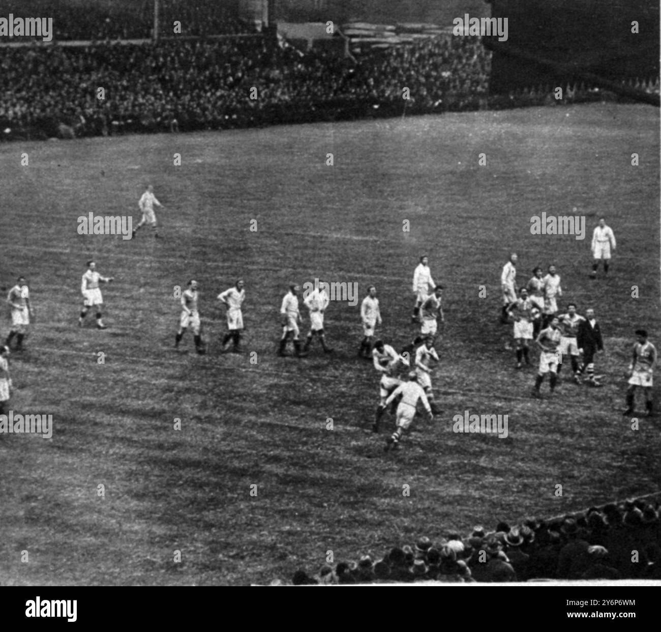 Alignement pour un lancer après un coup de pied au toucher (par le joueur anglais en blanc la plus proche caméra en premier plan à droite) Une vue générale du terrain et quelques-uns des 35 spectateurs lors de l'International Rugby match entre l'Angleterre et la France le 1er mars 1924 Banque D'Images