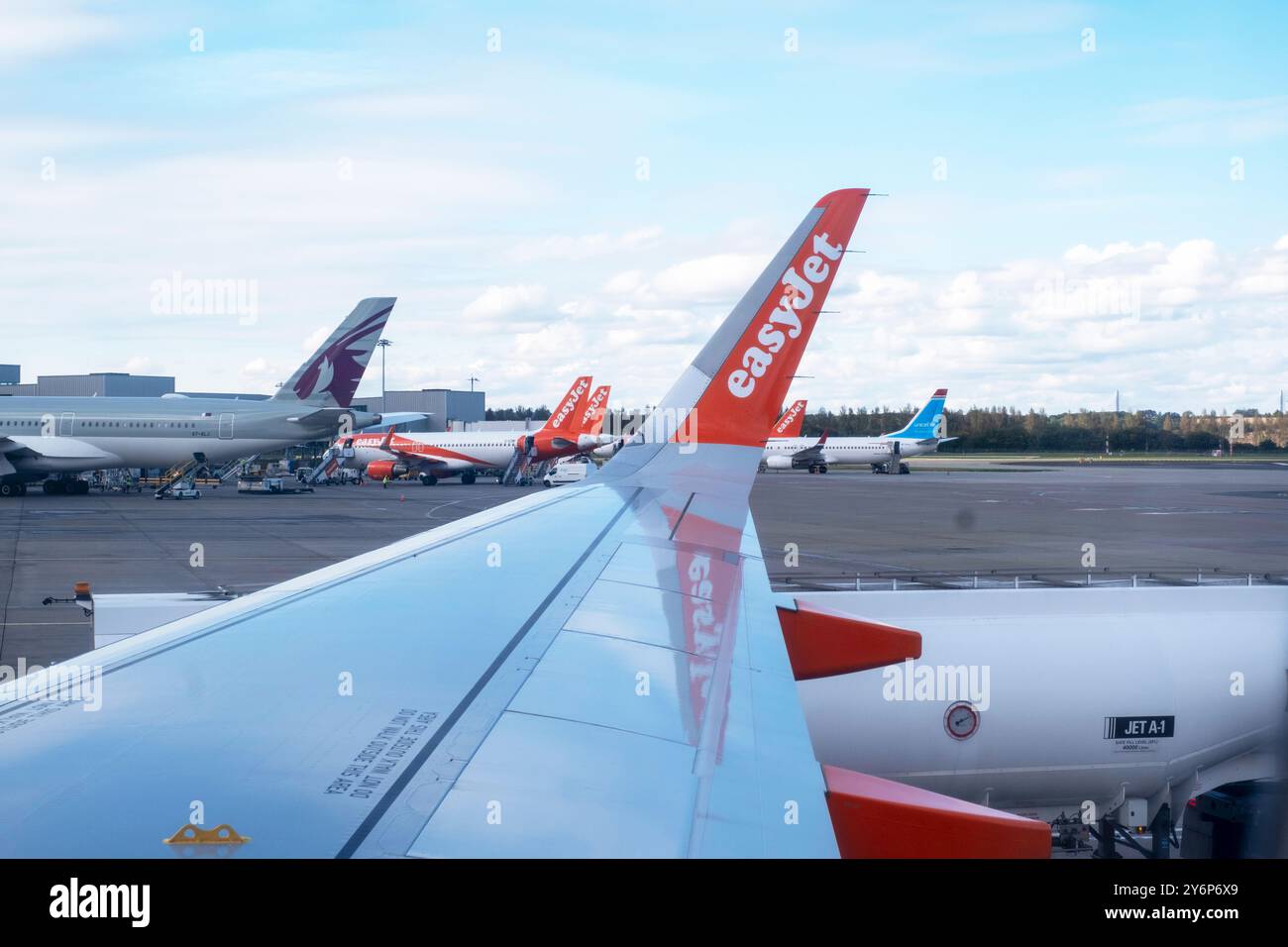 Vue depuis la cabine d'un avion Easyjet sur le stand de l'aéroport d'Édimbourg, Écosse, Royaume-Uni. Banque D'Images