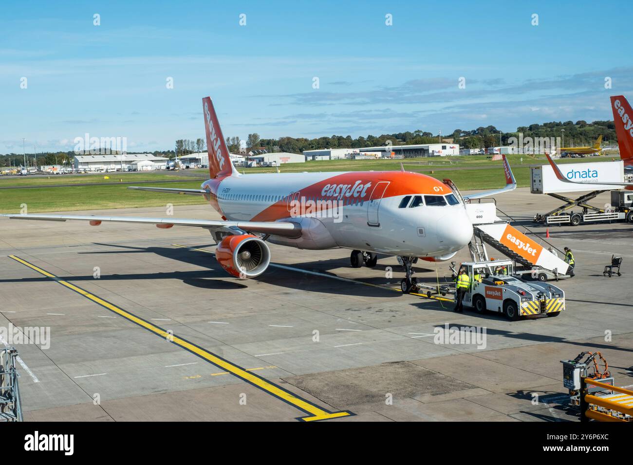 Avion easyJet préparant la cabine pour les passagers, aéroport d'Édimbourg, Écosse, Royaume-Uni Banque D'Images Avion easyJet préparant la cabine pour les passagers, aéroport d'Édimbourg, Écosse, Royaume-Uni Banque D'Images