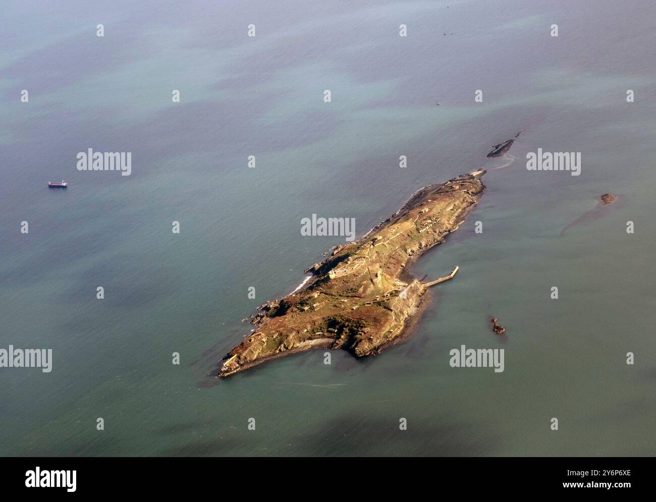 Vue aérienne de l'île inhabitée d'Inchkeith dans le Firth of Forth près d'Édimbourg, en Écosse Banque D'Images