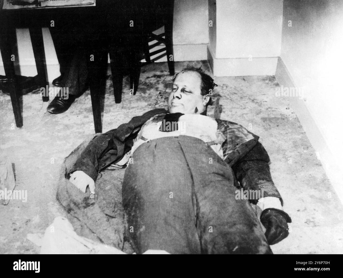 Des motivations politiques seraient responsables du meurtre du professeur Carlo Rosselli, ennemi implacable du fascisme italien et de Mussolini, et de son frère Sabatino (Nello), retrouvés morts à Couterne, dans le département de l'Orne. Tous deux avaient été tués soit par des coups de feu, soit par des coups de pied à travers le cou. Photo montre : le corps de Carlo Rosselli sur le sol d'une pièce du quartier général de la police après la découverte du crime le 12 juin 1937 Banque D'Images