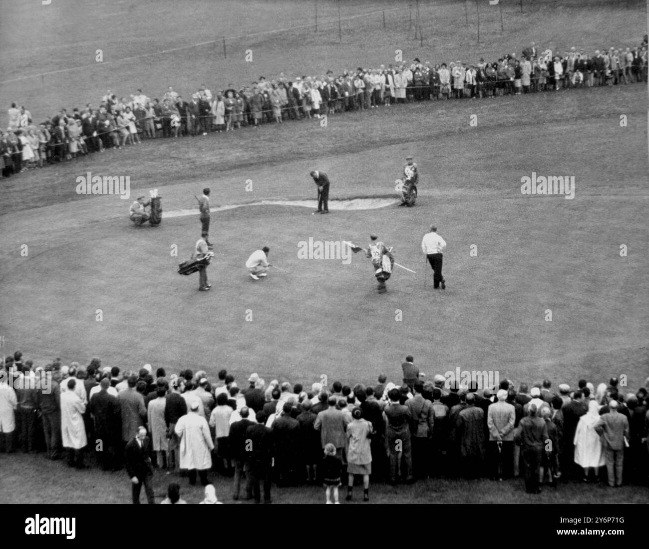 Une vision générale du jeu avec l'américain Arnold Palmer qui s'aligne pour un putt de la Coupe Canada son coéquipier Jack Nicklaus s'appuie sur son club. L'équipe de france J Garaialde et J C Haismende regardent le 26 octobre 1963 à Paris France Banque D'Images