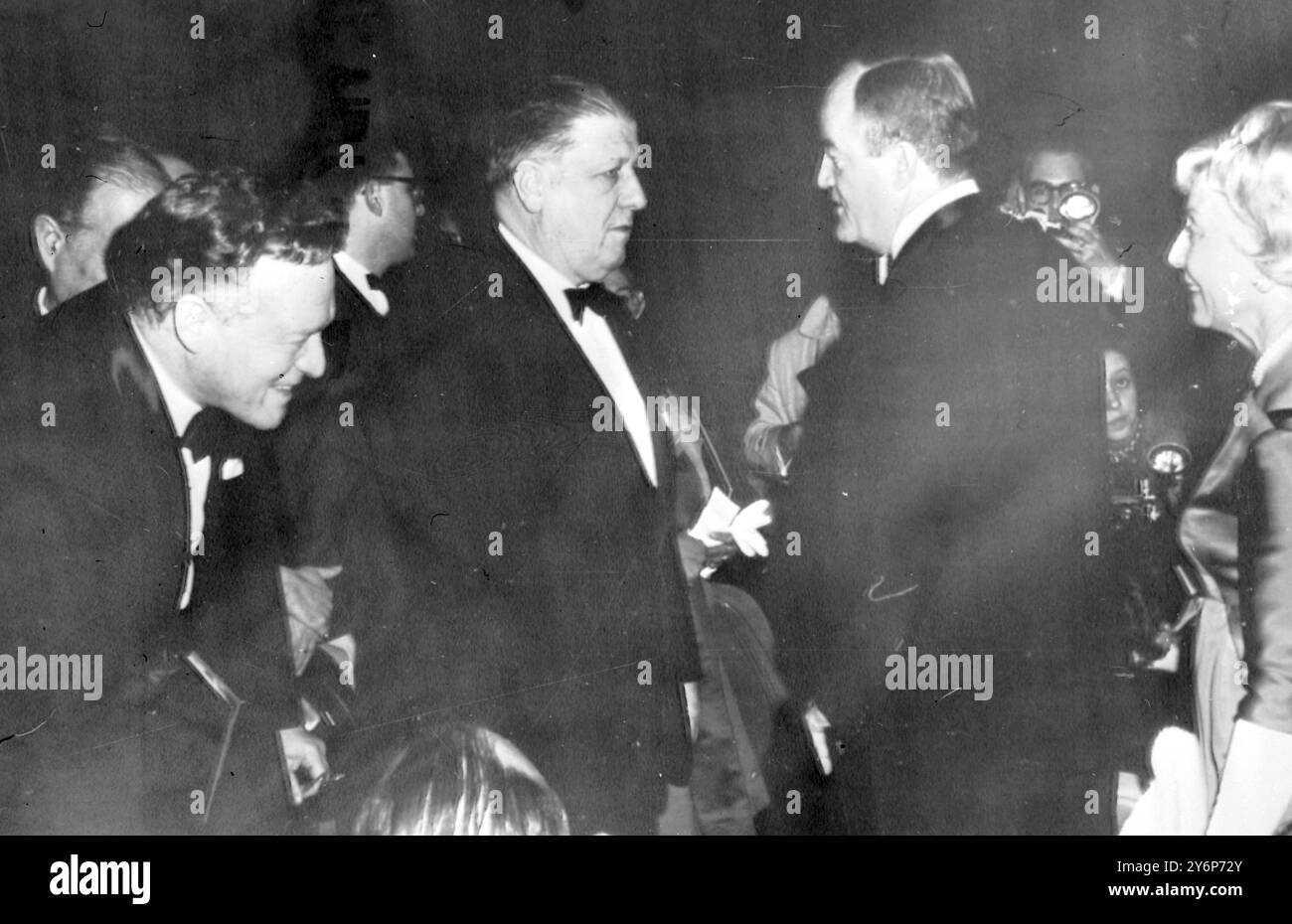 Washington première de la plus grande histoire jamais racontée acteur Van Heflin, producteur George Stevens et vice-présidents et Mme Hubert H Humphrey 11 mars 1965 Banque D'Images