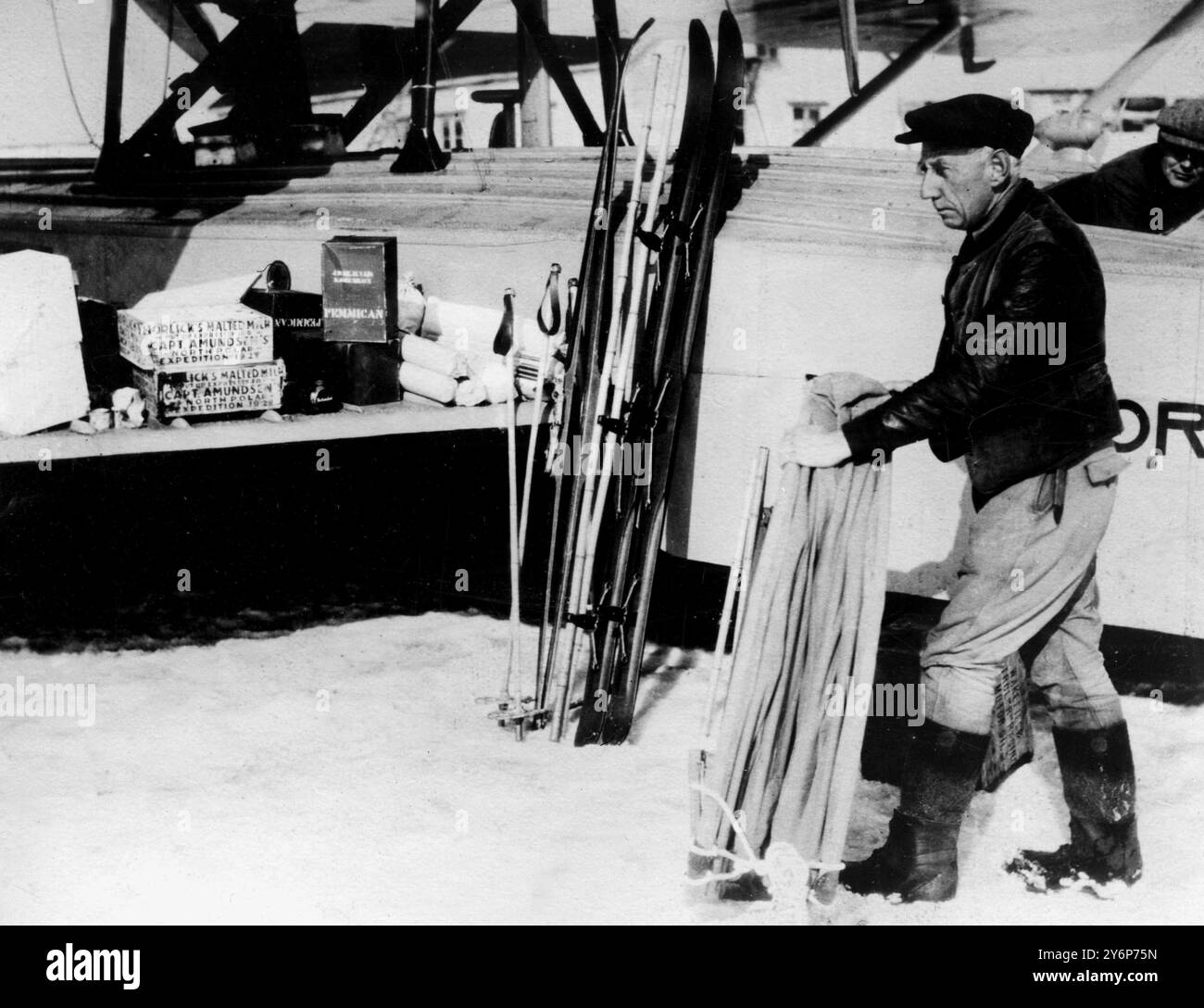 Amundsen - Ellsworth Polar vol Amundsen supervisant le chargement des vivres et du matériel de marche juste avant le départ le 17 juin 1925 Amundsen, Roald Engelbregt Gravning explorateur norvégien de l'Arctique et de l'Antarctique ; a dirigé avec succès la 1ère expédition pour atteindre le pôle Sud 1911 ; avec Lincoln Ellsworth et Umberto Nobile, a dirigé la 1ère expédition réussie pour survoler le pôle Nord 1926 ; a disparu en tentant de sauver Umberto Nobile après l'échec de la mission de Nobile dans l'Arctique  1872-1928 Banque D'Images Amundsen - Ellsworth Polar vol Amundsen supervisant le chargement des vivres et du matériel de marche juste avant le départ le 17 juin 1925 Amundsen, Roald Engelbregt Gravning explorateur norvégien de l'Arctique et de l'Antarctique ; a dirigé avec succès la 1ère expédition pour atteindre le pôle Sud 1911 ; avec Lincoln Ellsworth et Umberto Nobile, a dirigé la 1ère expédition réussie pour survoler le pôle Nord 1926 ; a disparu en tentant de sauver Umberto Nobile après l'échec de la mission de Nobile dans l'Arctique  1872-1928 Banque D'Images