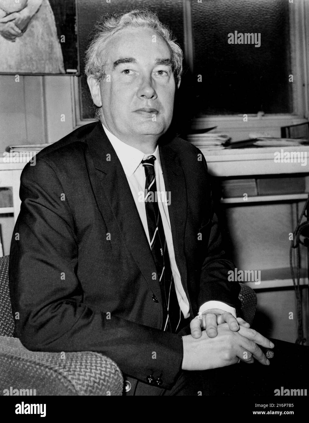 Un chimiste britannique remporte le prix Nobel. Le professeur Derek Barton, 51 ans, du département de chimie organique de l'Imperial College of Science de Londres, colauréat du Noble Prize for Chemistry de 1969, photographié au collège. Oct. 30, 1969. Banque D'Images