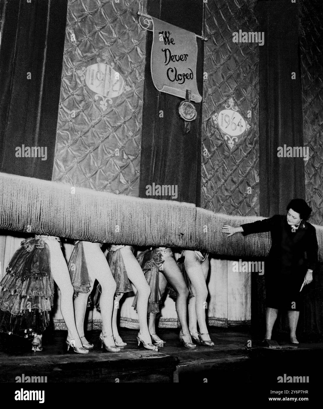 Miss Sheila Van Dam, propriétaire du Windmill Theatre, regarde le rideau descendre sur les jambes des danseuses Windmill Girl pour la dernière fois aujourd'hui alors que l'ère du célèbre Windmill Theatre London touche à sa fin. Le Théâtre qui est resté ouvert tout au long de la seconde Guerre mondiale - ainsi son slogan «nous ne fermons jamais» est de devenir un cinéma 31 octobre 1964 Banque D'Images