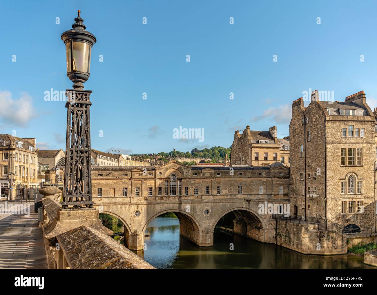 Pulteney Bridge sur la rivière Avon vu de la Parade Square, Bath, Somerset, Angleterre Banque D'Images