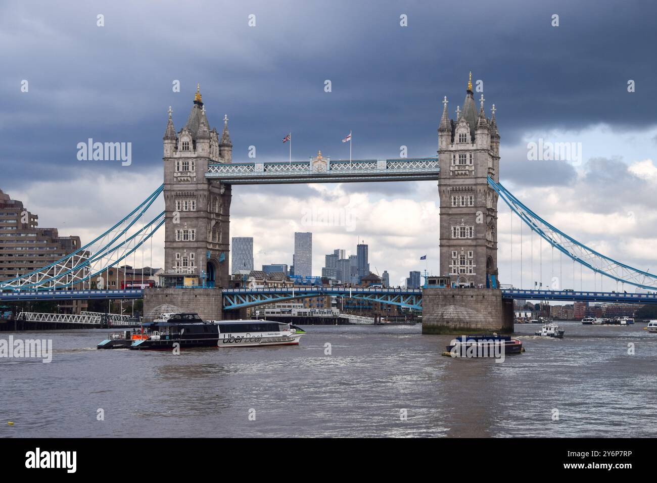 Londres, Royaume-Uni. 23 septembre 2024. Vue de jour de Tower Bridge par temps nuageux. Crédit : Vuk Valcic/Alamy Banque D'Images