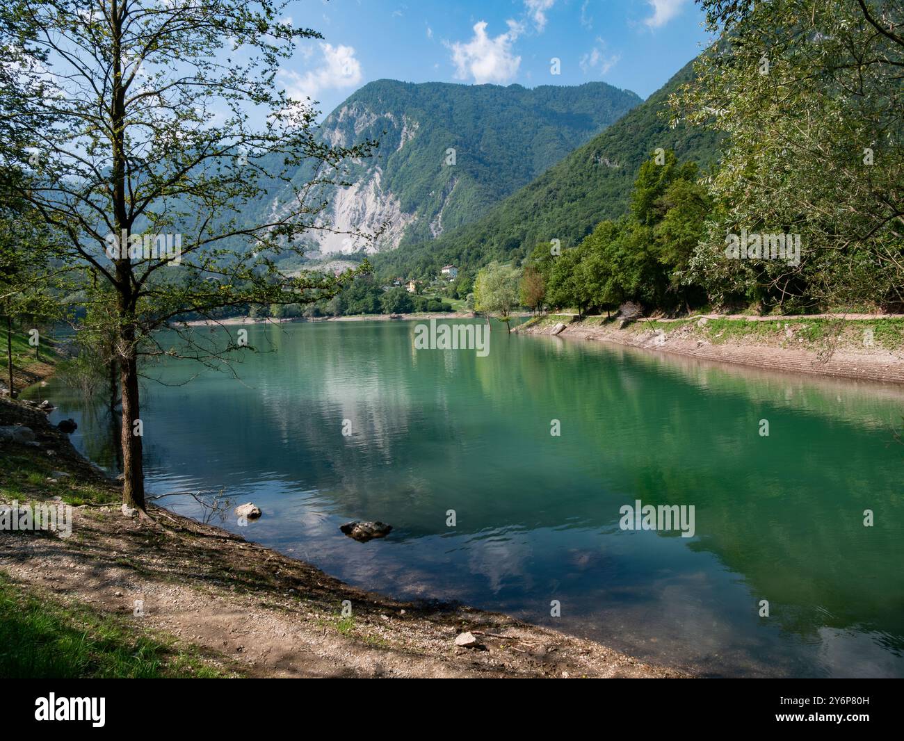 Vue panoramique verticale du lac alpin Tenno, Trentin Haut-Adige, pendant la journée Banque D'Images