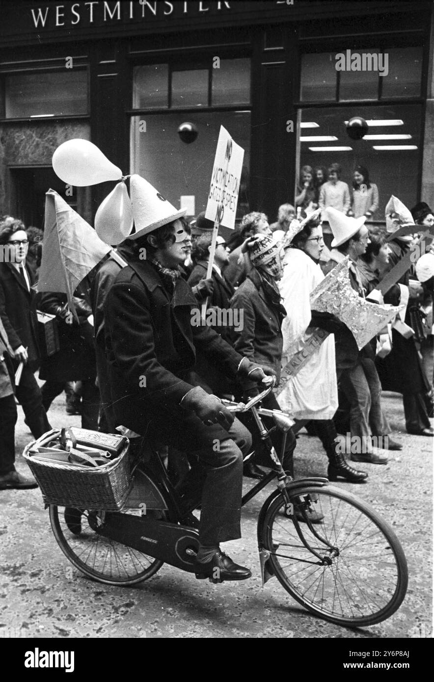 Les étudiants de la London School of Economics en chapeaux comiques et masques participant à leur Carnaval du mépris pour marquer la réouverture de l'école ont fermé pendant près d'un mois le 19 février 1969 Banque D'Images