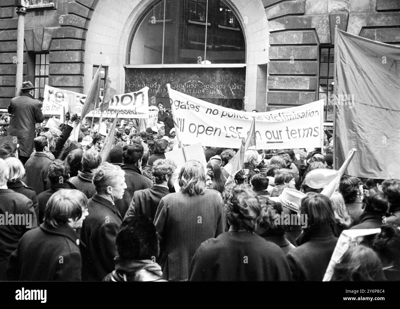 Bannière transportant les étudiants devant la London School of Economics après leur carnaval du mépris pour marquer la réouverture de l'école fermé pendant près d'un mois 19 février 1969 Banque D'Images