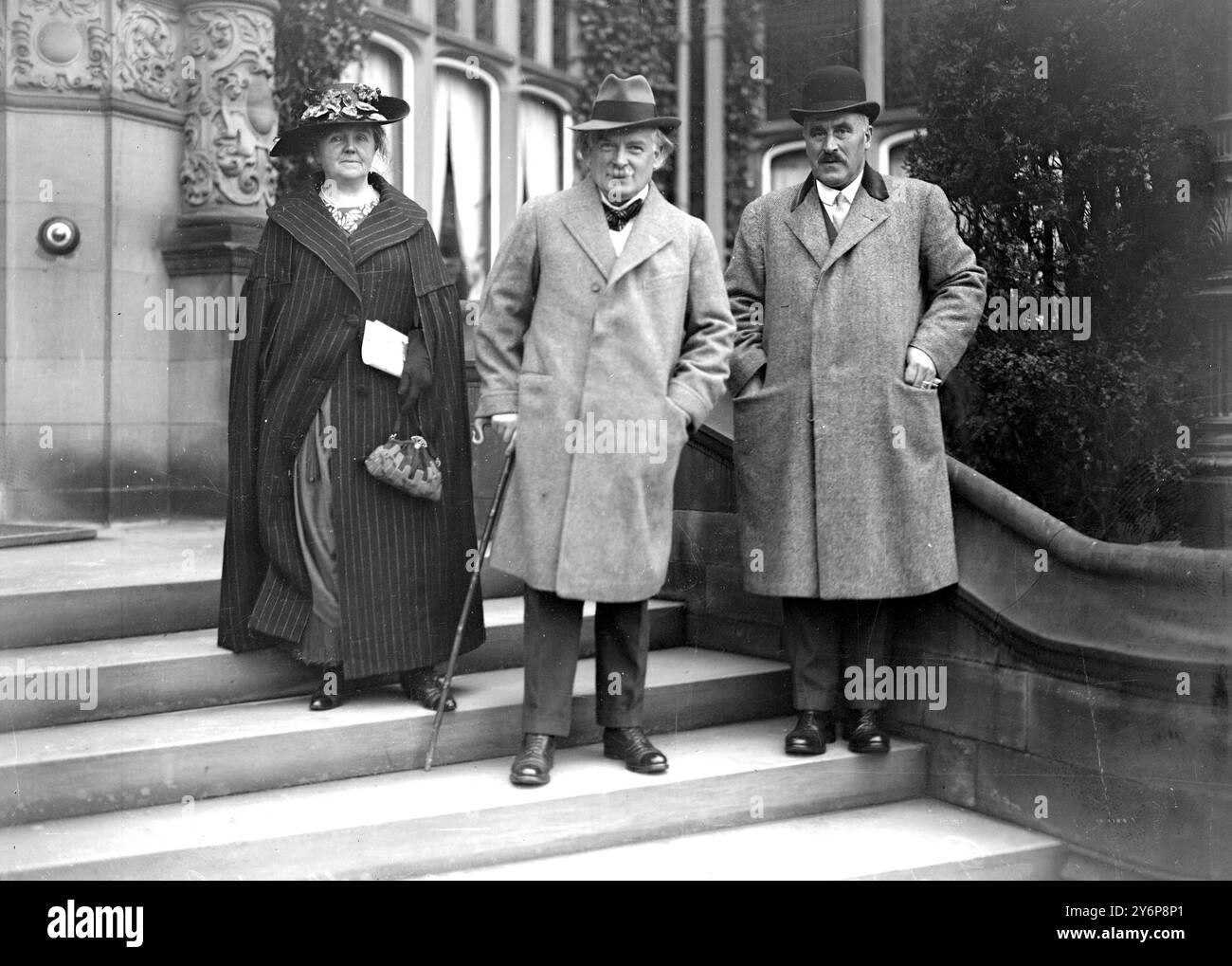 M. et Mme Lloyd George potographiés sur les marches de la Queen Lodge Colwyn Bay, Lord Colwyn, est également vu sur la photo. 1920 Banque D'Images