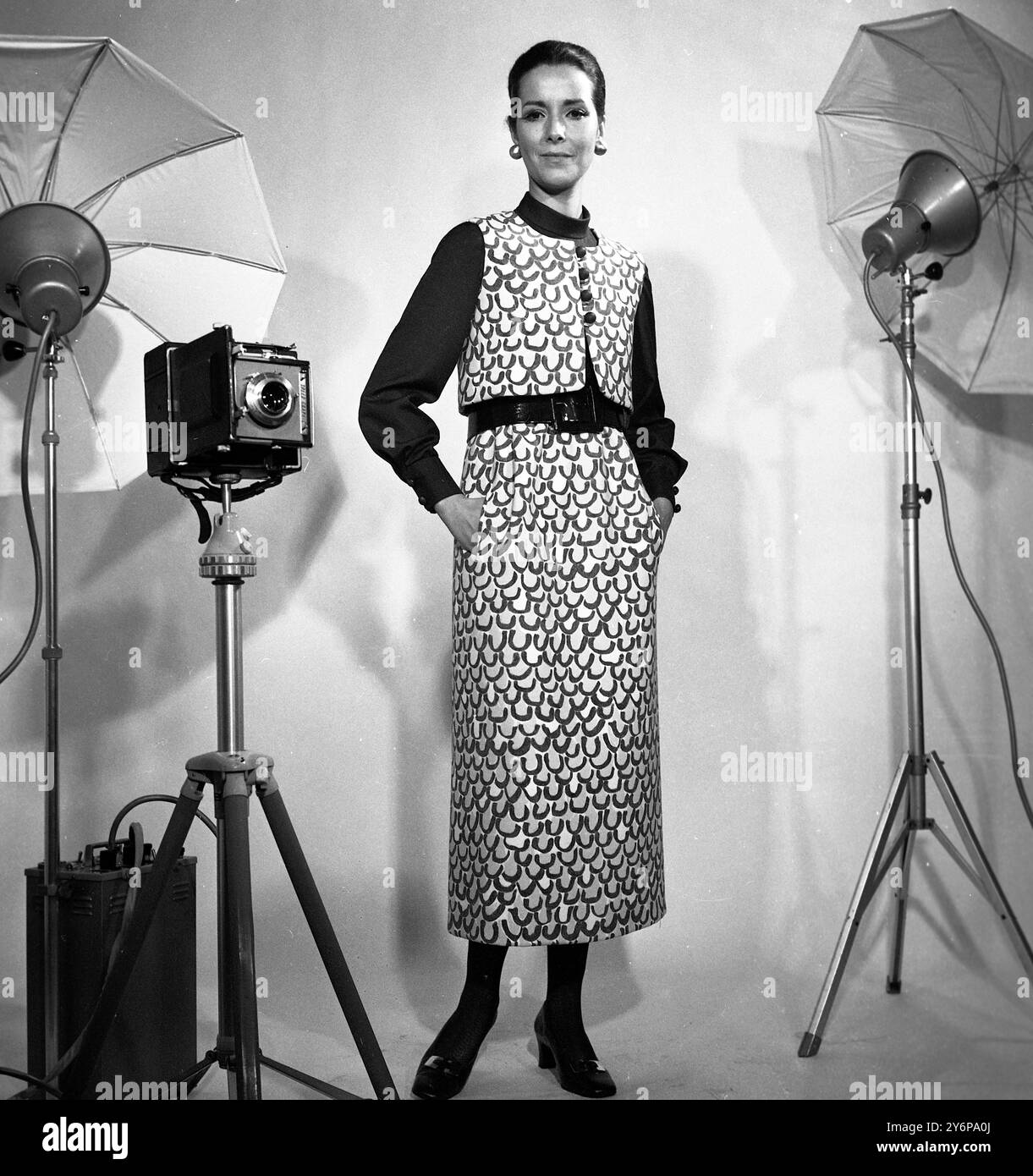 Maxi Spring ensemble Rome : jusqu'au bas du mollet tombe la jupe de ce maxi Spring ensemble en pavé rose , blanc et marron imprimé de la collection printemps / été de Heinz Riva de Rome . La blouse est en soie shantung marron ./ la ceinture ,. Bas et chaussures assortis au chemisier pour donner un look coordonné sur toute la surface 16 janvier 1970 Banque D'Images