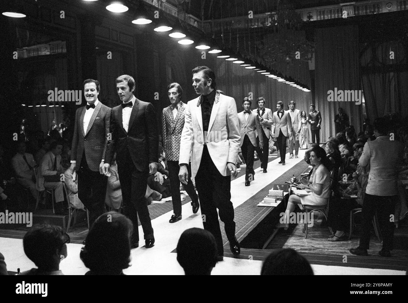 Mens Wear défilé de mode au Grand Hôtel de Rome ouvre l'automne - spectacles d'hiver dans la ville éternelle . De ces ensembles de soirée de Rosati , les trois au premier plan seront représentés aux trois astronautes d'Apollo 11 à leur retour de la lune . - - 19 juillet 1969 Banque D'Images