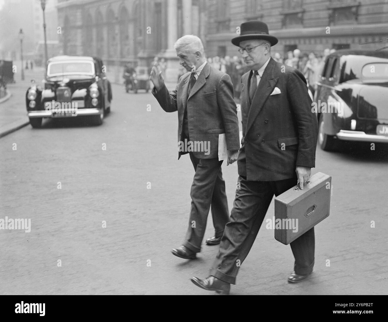 MINISTRE DE L'INTÉRIEUR À LA RÉUNION DU CABINET DES ' ÉLECTIONS GÉNÉRALES ' . Les ministres du Cabinet se sont réunis aujourd'hui au 10, rue Downing, pour la réunion qui devrait décider de la date des élections générales. La réunion fait suite à la discussion d'hier soir entre Monsieur. Attlee Mr. Morrison qui sera responsable de la campagne électorale du parti - et Mr. Bevin qui a été appelé en consultation immédiate à son retour de Washington. Selon les rapports, les ministres sont divisés à la date des élections générales, le ministre de la santé Aneurin Bevan dirigeant la faction des ' sondages d'automne ' et le député Attlee IT étant majoritaire pour un s. Banque D'Images