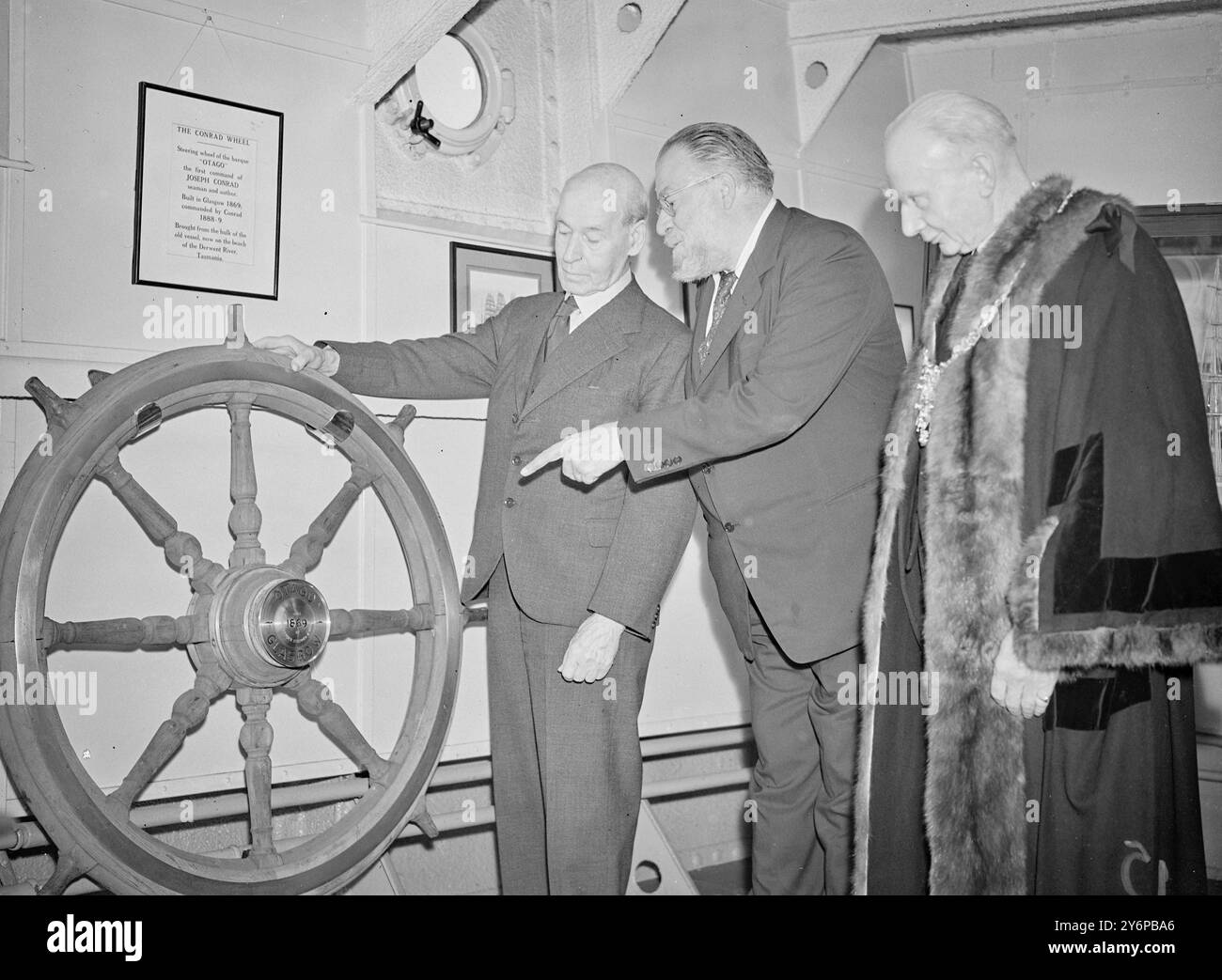 CONRAD WHEELE PRÉSENTÉ À MAÎTRE MARINERS ' COMAPNY le volant de la barque ' Otago ' , le premier commandement de Jospeh Conrad , le marin-auteur , a été présenté à l'honorable Compagnie de Maître Marinas a exécuté l'ancien Sleep 'Wellington' , siège de la compagnie amarré dans la Tamise à temple Stairs, Victoria Embankment, Londres,. La présentation a été faite par Mr. Christopher Morley, écrivain et diffuseur américain. L'Otaga a été construit à Glasgow en 1869 et a été commandé par camarade de 1888 à 1889. La roue a été apportée de l'ensemble du vieux navire, échouée Banque D'Images