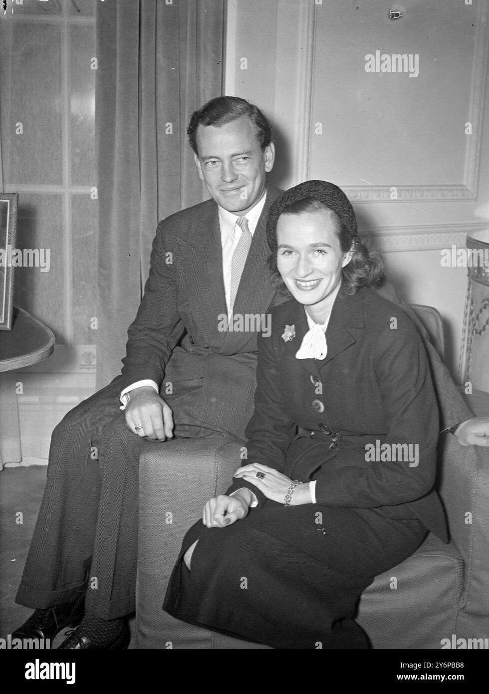 MME . SIMPSON PORTE BAGUE - PHOTO DU JOUR AVEC LE MARQUIS photographié à Londres aujourd'hui ( mercredi , après l'annonce de leurs fiançailles , sont le MARQUIS DE MILFORD HAVEN arrière-arrière-petit-fils de la reine Victoria , âgé de 30 ans , et Mme . ROMAINE DAHLGREEN PIERCE SIMPSON , américaine de 27 ans , qui porte une bague sur son doigt de fiançailles . Le couple - photographié au Claridge's Hotel - doit se marier à Washington , probablement en novembre . Le marquis , cousin du roi et neveu du comte Mountbatten de Birmanie , était le meilleur homme il y a deux ans lors du mariage du duc d'Édimbourg Banque D'Images