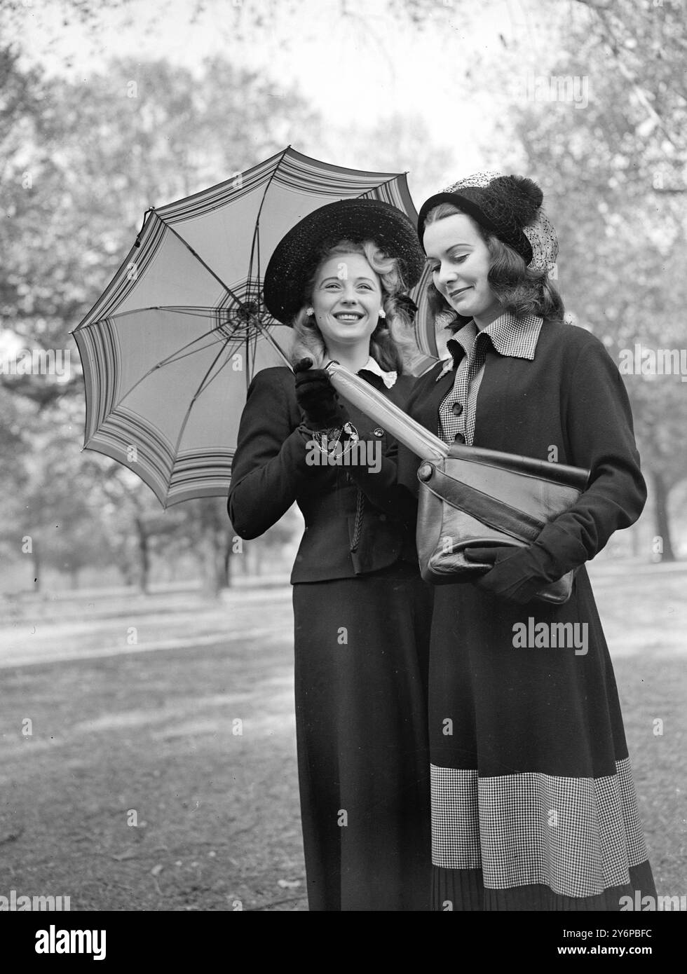 PARAPLUIE POUR SE SOUVENIR les femmes qui perdent des choses (en particulier les parapluies) et celles qui ont un œil pour un accessoire nouveau seront également intéressées par le nouveau parapluie télescopique britannique Growy. lorsqu'il est ouvert, le parapluie est de taille normale, mais lorsqu'il est télescopé, il ne mesure que 12 pouces et peut donc être rangé dans un sac à main ou un panier. Il y a donc moins de chances qu'il ait été laissé quelque part par inadvertance par un propriétaire oublié. Le centre du parapluie est en alliage léger ; le revêtement est en matériau de haute qualité avec une large gamme de couleurs et de designs. Le poids du parapluie Banque D'Images