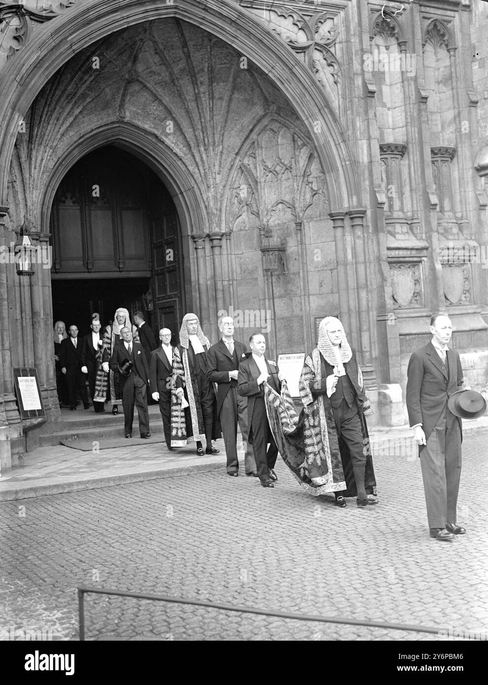 LES JUGES DE L'ABBAYE DE WESTMINSTER DESSERVENT la scène à l'extérieur de l'abbaye de Westminster, à Londres, alors que les juges partent après avoir assisté au service spécial traditionnel à l'ouverture des séances de droit de masse de Michael. Le Conseil et les officiers de la Cour suprême étaient également présents au service, qui marque l'ouverture de l'année juridique. 12 octobre 1949 Banque D'Images