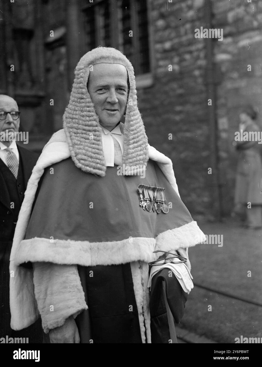 LES JUGES DE L'ABBAYE DE WESTMINSTER DESSERVENT la scène à l'extérieur de l'abbaye de Westminster, à Londres, alors que les juges partent après avoir assisté au service spécial traditionnel à l'ouverture des séances de droit de masse de Michael. Le Conseil et les officiers de la Cour suprême étaient également présents au service, qui marque l'ouverture de l'année juridique. L'IMAGE MONTRE:- Mr . Le juge Butcher . 12 octobre 1949 Banque D'Images