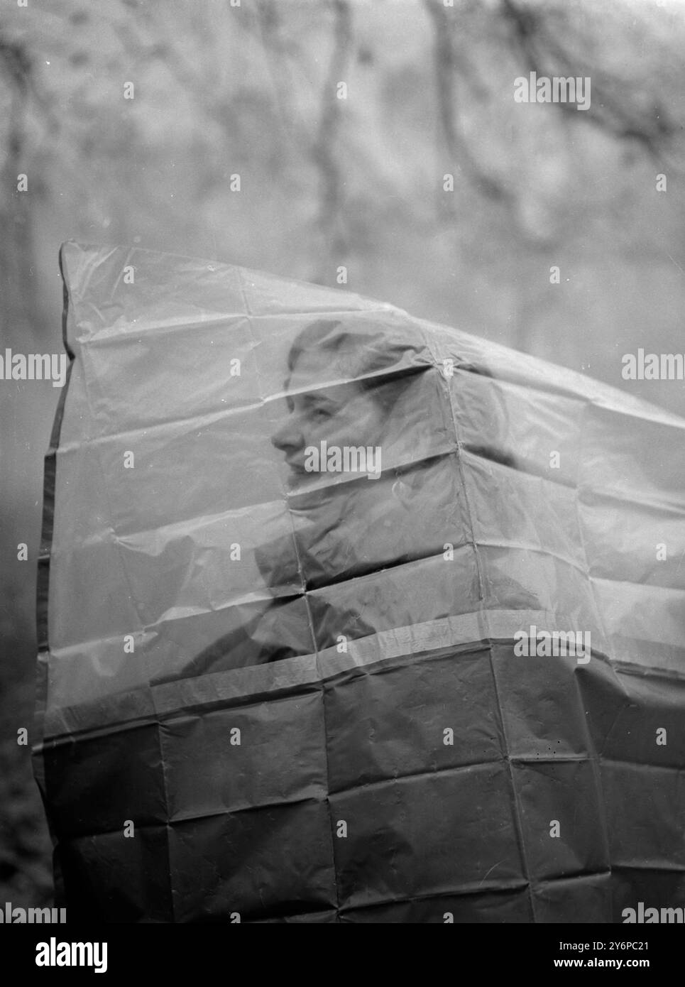 Smog Mask , A Deluxe Model London : suivant les conseils des médecins, une femme adapte une vieille cape de gaz de temps de guerre dans un «masque de smog» pour se protéger contre le brouillard pollué qui recouvre Londres. Photo à Hyde Park. 17 novembre 1953 Banque D'Images