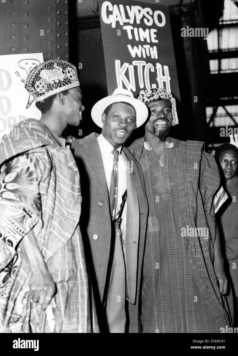 ' Lord ' Kitchener revient des États-Unis les fans de Dozens de Calupso ont accueilli Adwyn Roberts comme 'Lord' Kitchener , le roi incontesté de Calypso lors de son retour triomphant des États-Unis . Il s'envole pour les États-Unis avec Bill Haley et les Comets. Photos : Lord Kitchener ( Aldwyn Roberts ) accueilli par deux fans nigérians de Calypso à Waterloo . Le célèbre chanteur de calypso retourne à Londres à bord du train New Amsterdam le 19 juillet 1957 Banque D'Images