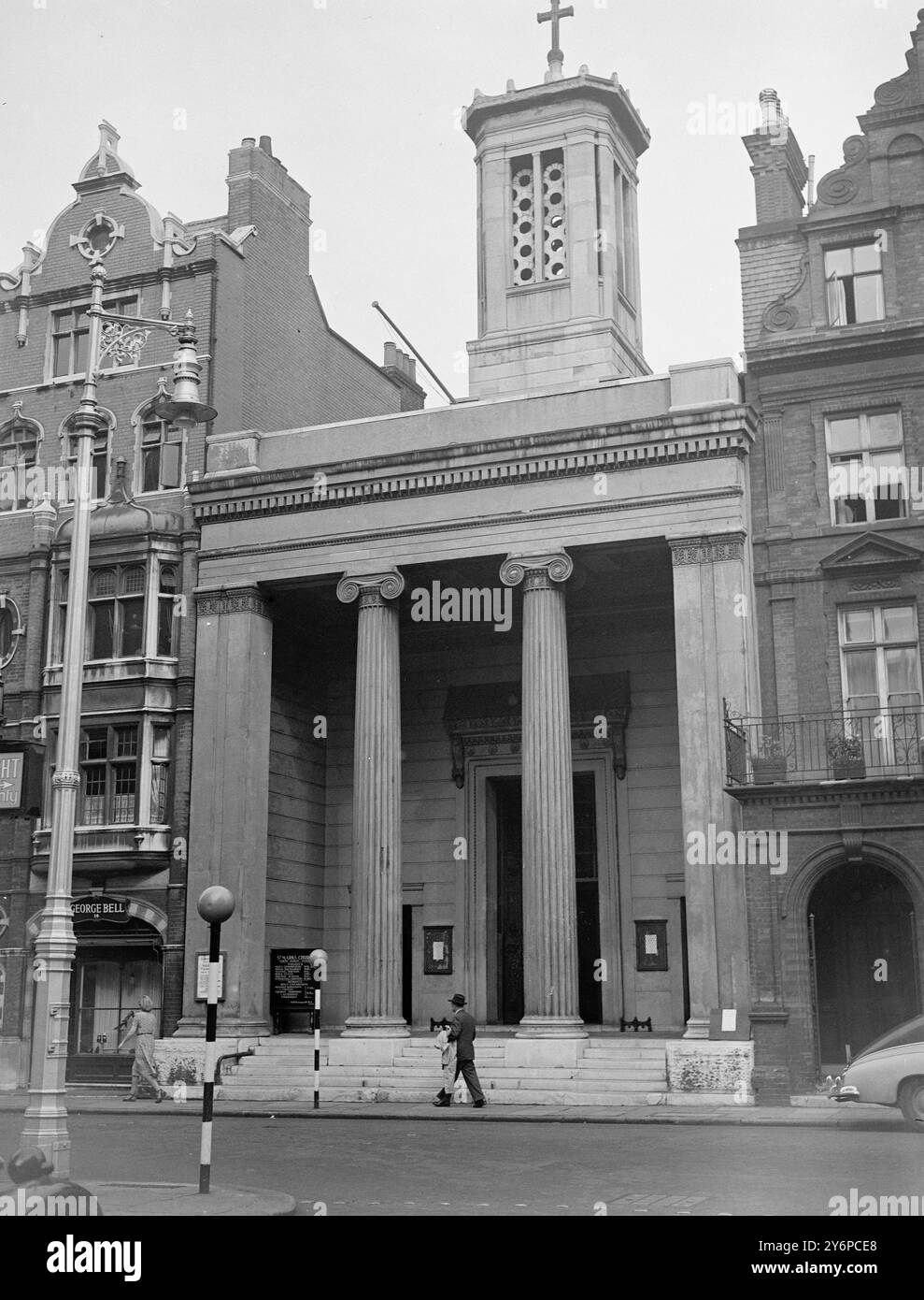 SCÈNE DU COMTE DE HAREWOOD -- MARIAGE DE MLLE MARION STEIN DEMAIN derrière l'austère façade grecque de St. Église de Mark , North Audley Street , W . Londres , le comte de Harewood sera marié à Mlle Marion Stein à 18 h 2,30 demain. L'église , montrée ici , était l'église paroissiale du comte avant la guerre quand il vivait avec ses parents dans la rue verte voisine . Neuf cents invités iront de l'église à une réception à St. James's Palace après la cérémonie . 28 septembre 1949 Banque D'Images