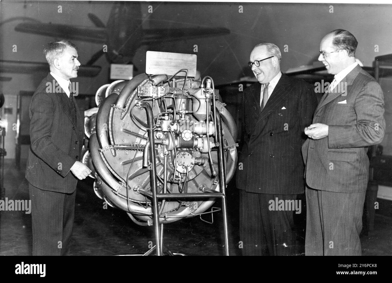 La collection aéronautique nationale du Musée des Sciences sera rouverte demain au public représentant pleinement l'histoire et le développement de l'aéronautique depuis la conception précoce du vol jusqu'aux derniers avions propulsés par fusée. Sir Frank Whittle , inventeur du moteur à réaction avec Air Commodore Banks et Mr PL Sumner, directeur du Musée des Sciences , examinant le premier moteur à réaction . 23 juin 1950 Banque D'Images