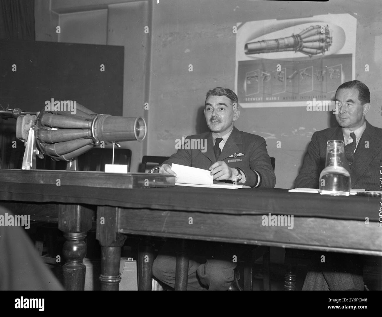 Le Commodore de l'air Frank Whittle , célèbre concepteur de moteurs à réaction , de retour d'une tournée aux Etats-Unis d'Amérique , a parlé aujourd'hui , lors d'une conférence de presse à Adelphi , Strand , Londres , de ses expériences en Amérique . Vu ici Air Commodore Frank Whittle , s'exprimant à la conférence cet après-midi . Notez le modèle du moteur à réaction sur le bureau devant lui le .17 septembre 1946 Banque D'Images