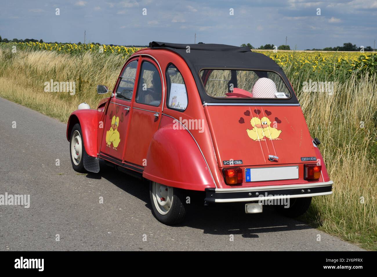 13.07.2022 Citroen 2CV 6 Club Deutschland/ Sachsen Anhalt/ Altmark/ Altmarkkreis Salzwedel/ Stadt Klötze/ zwischen Immekath und Peertz/ an einem Sonnenblumenfeld/ Citroen 2 CV 6 Club/ Baujahr 1987/ ****Nutzung nur redaktionell*** *** 13 07 2022 Citroen 2CV 6 Club Germany Saxe Anhalt Altmark Altmark Altmark Altmark Altweed Club de fleurs de Klötze ville de Petroen Altweed est à la ville de Citroen 1987 Banque D'Images