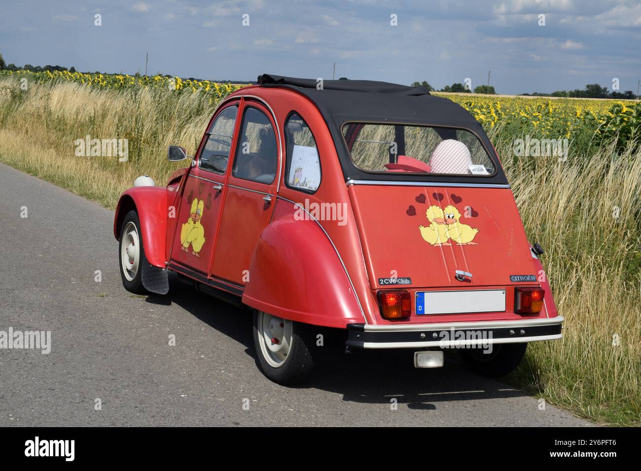 13.07.2022 Citroen 2CV 6 Club Deutschland/ Sachsen Anhalt/ Altmark/ Altmarkkreis Salzwedel/ Stadt Klötze/ zwischen Immekath und Peertz/ an einem Sonnenblumenfeld/ Citroen 2 CV 6 Club/ Baujahr 1987/ ****Nutzung nur redaktionell*** *** 13 07 2022 Citroen 2CV 6 Club Germany Saxe Anhalt Altmark Altmark Altmark Altmark Altweed Club de fleurs de Klötze ville de Petroen Altweed est à la ville de Citroen 1987 Banque D'Images